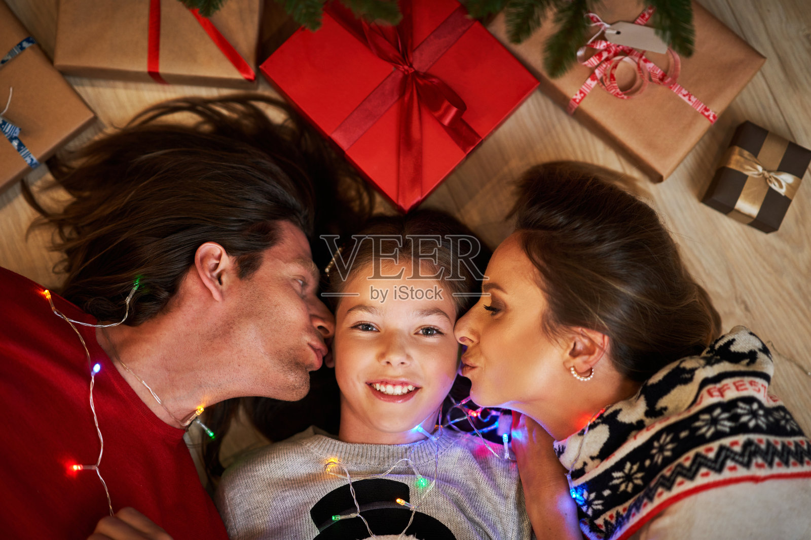 圣诞树下美丽的家庭和礼物照片摄影图片