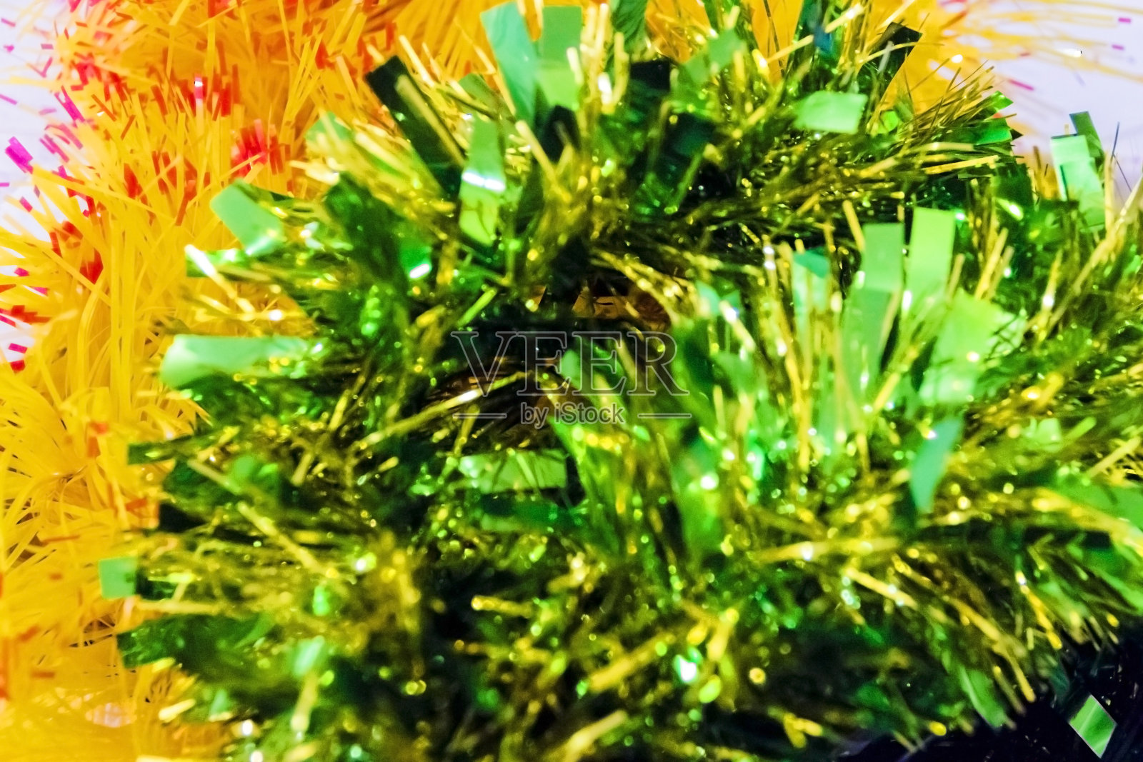 模糊的黄色和绿色圣诞装饰品照片摄影图片