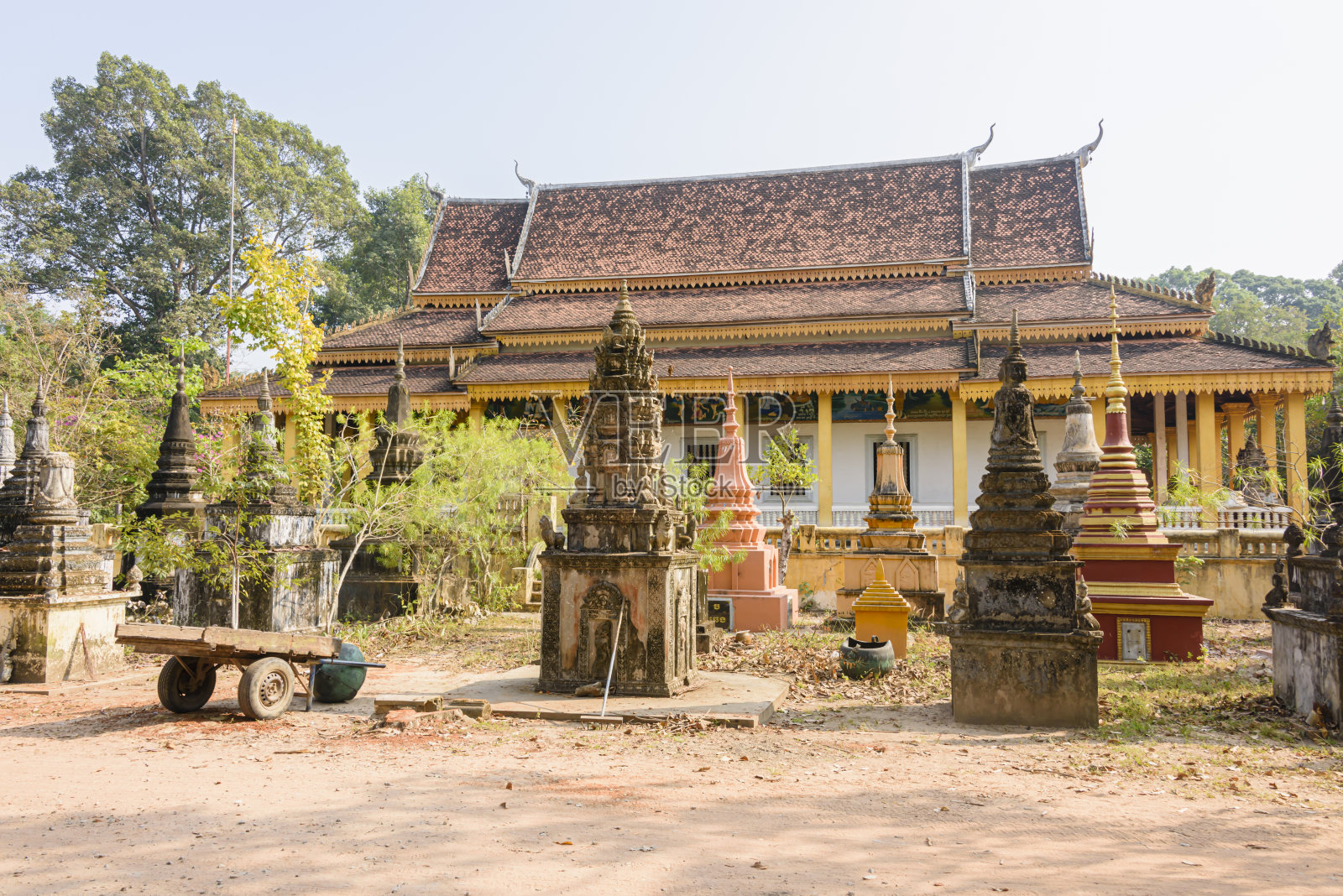 柬埔寨暹粒一个杂草丛生的墓地里的佛塔墓碑照片摄影图片