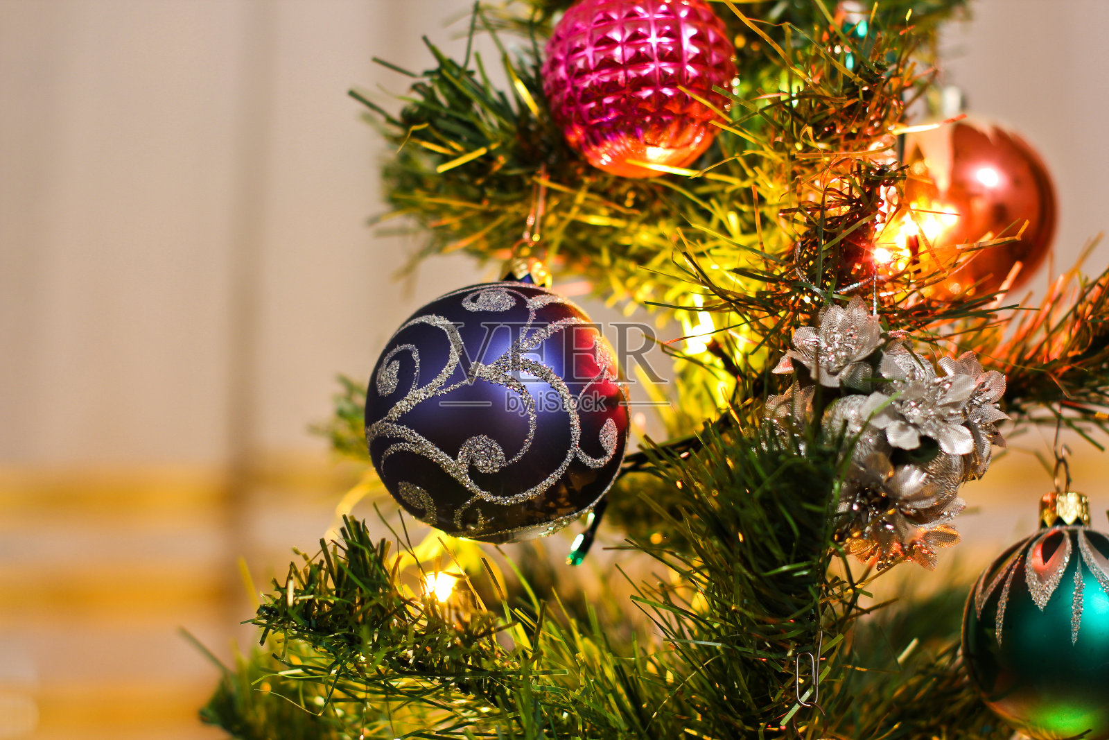 玩具在新年树上。庆祝活动照片摄影图片