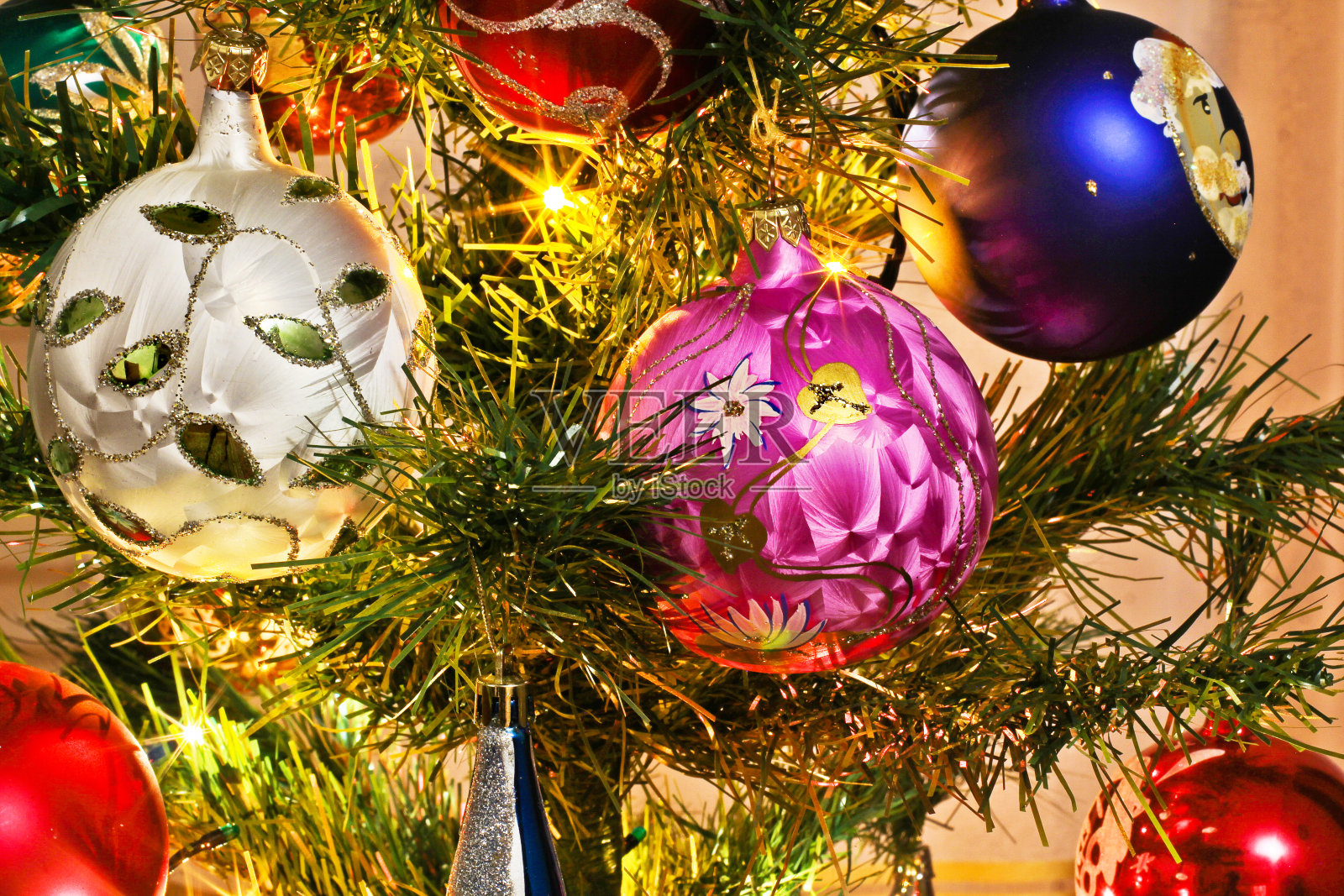 玩具在新年树上。庆祝活动照片摄影图片