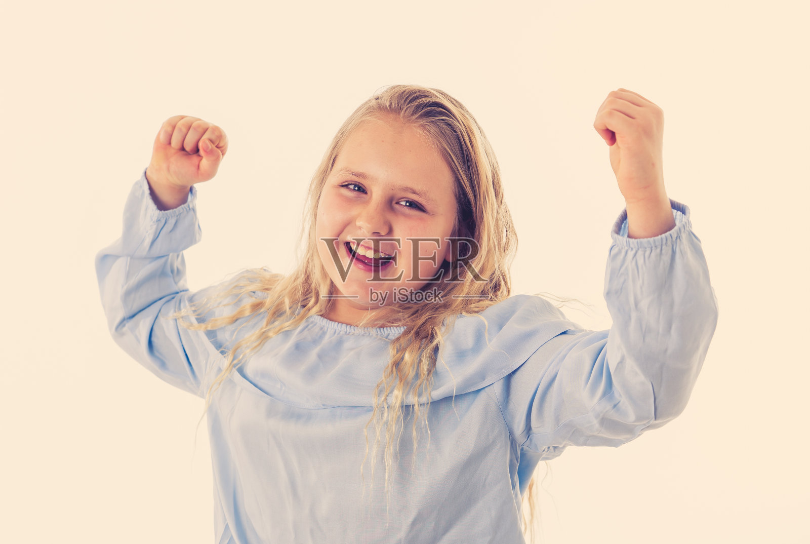 特写肖像。可爱迷人，快乐，兴奋，有趣，快乐的孩子庆祝胜利，玩得开心。积极的人类情感和人的教育和快乐的童年观念。照片摄影图片