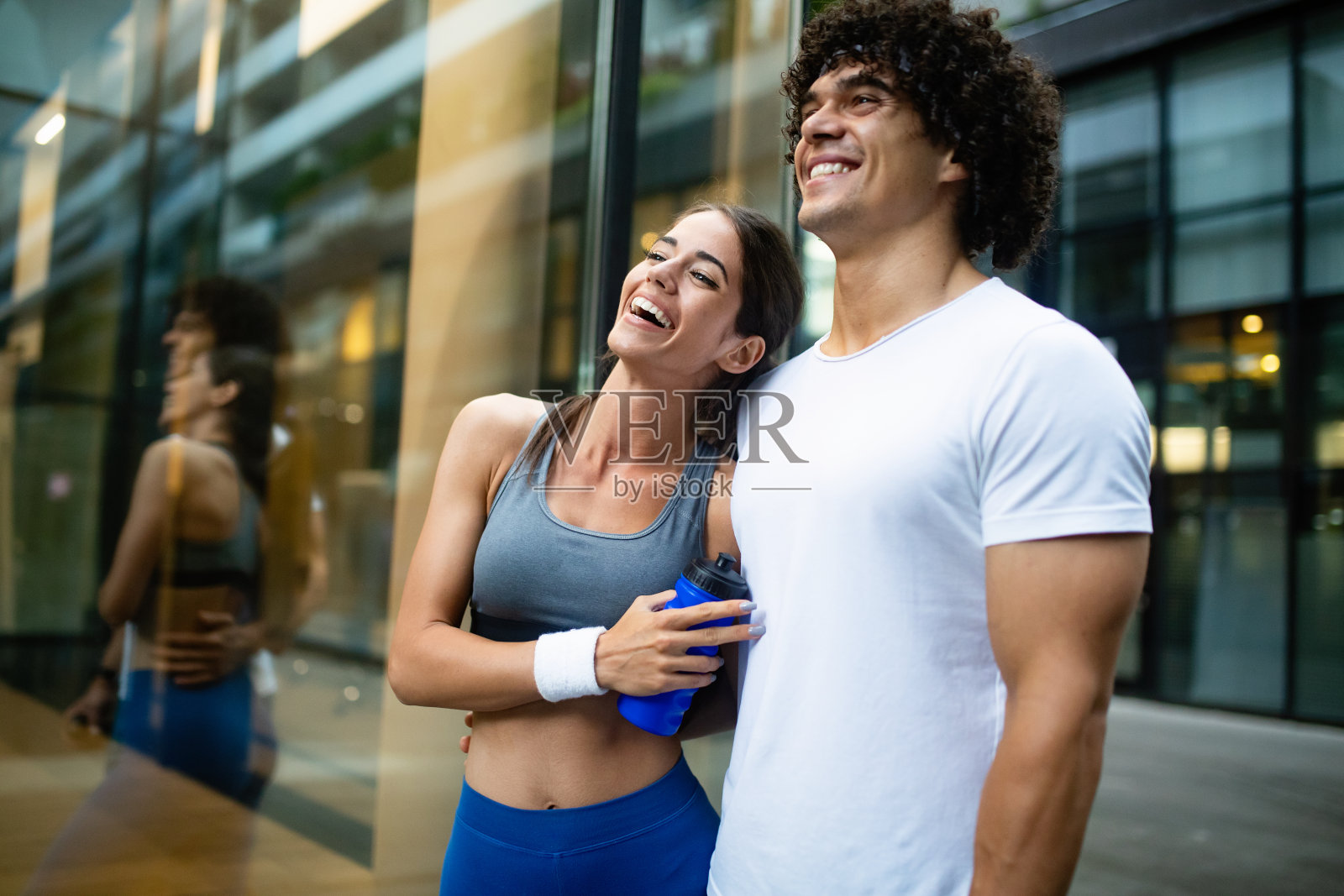 一对情侣在城市户外慢跑和跑步照片摄影图片