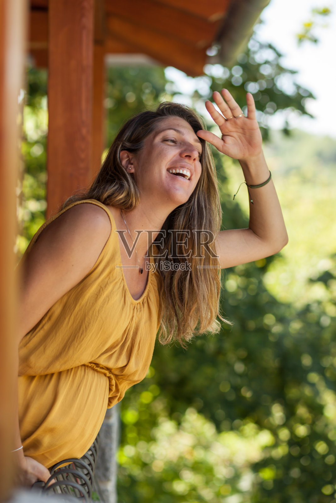 兴高采烈的孕妇站在阳台上照片摄影图片