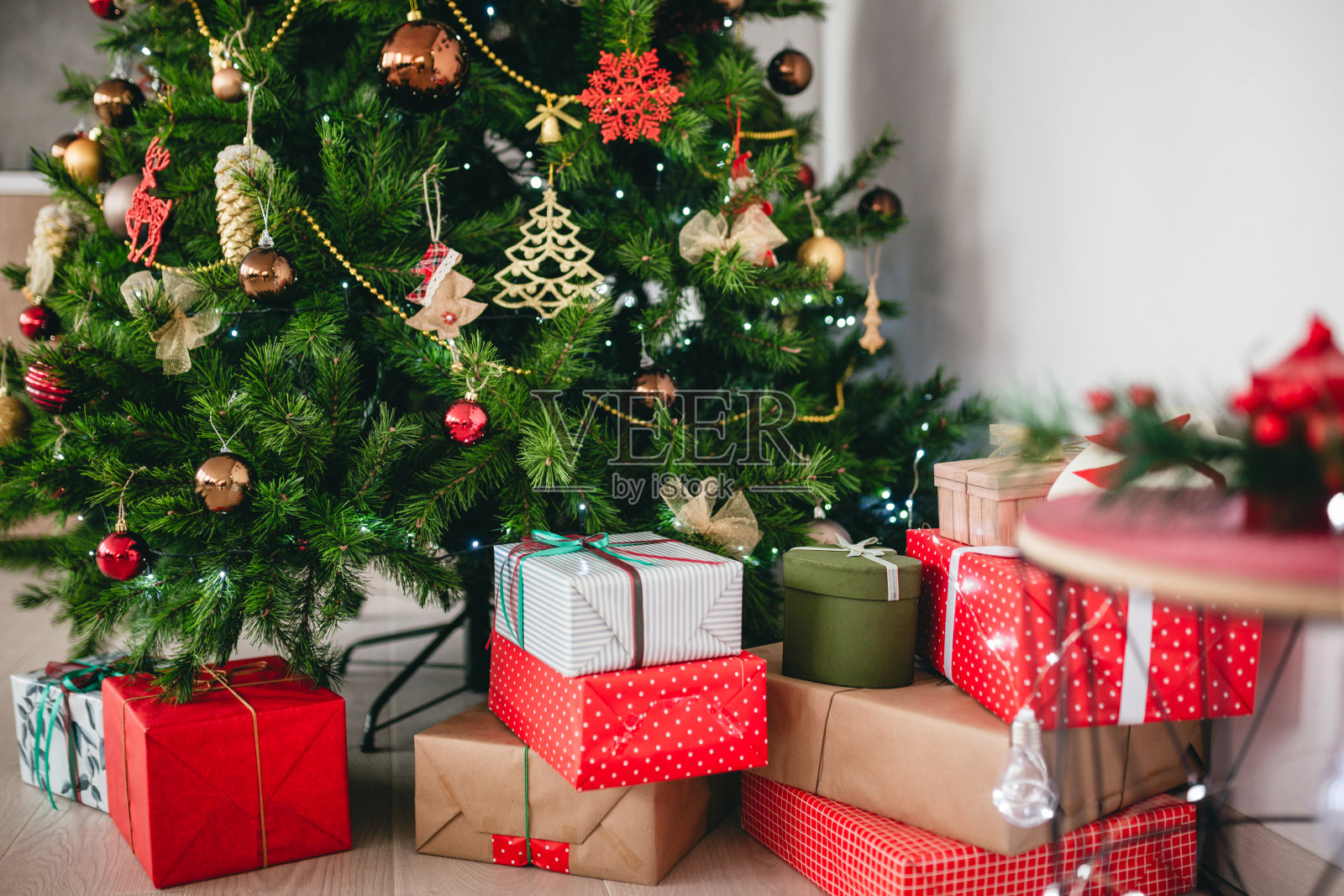 用许多圣诞礼物装饰圣诞树照片摄影图片