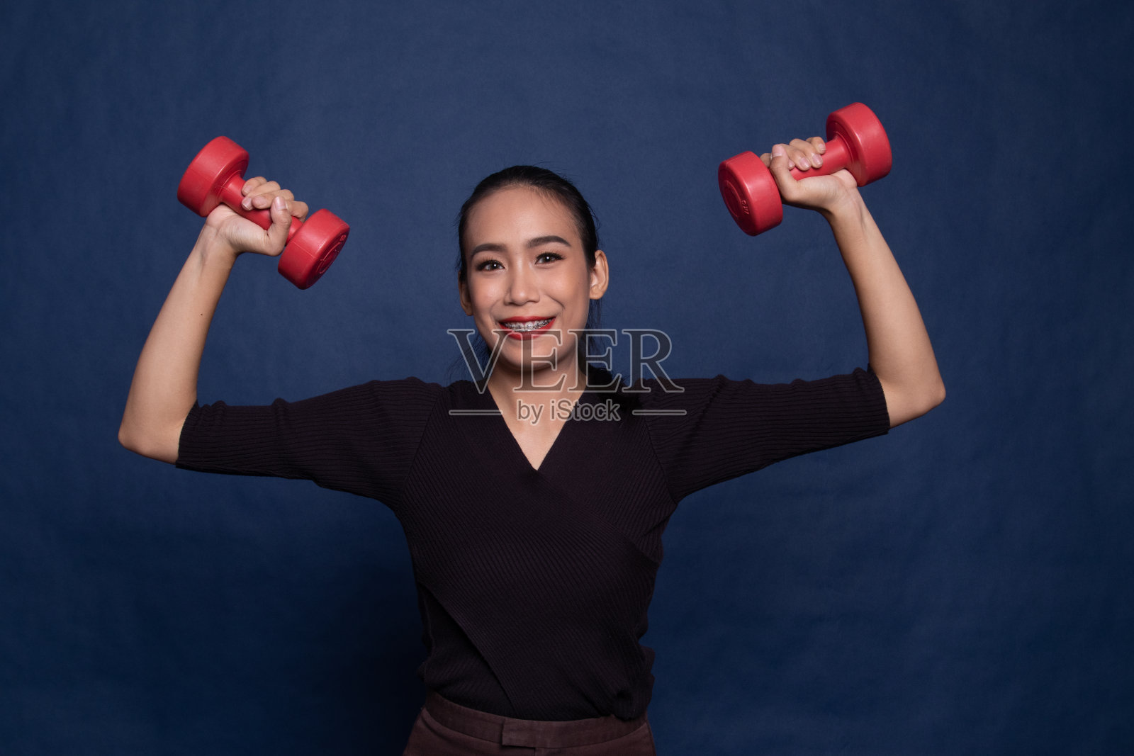 健康的亚洲女人拿着哑铃照片摄影图片