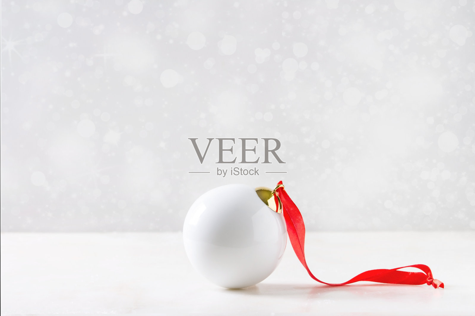 白色圣诞球照片摄影图片