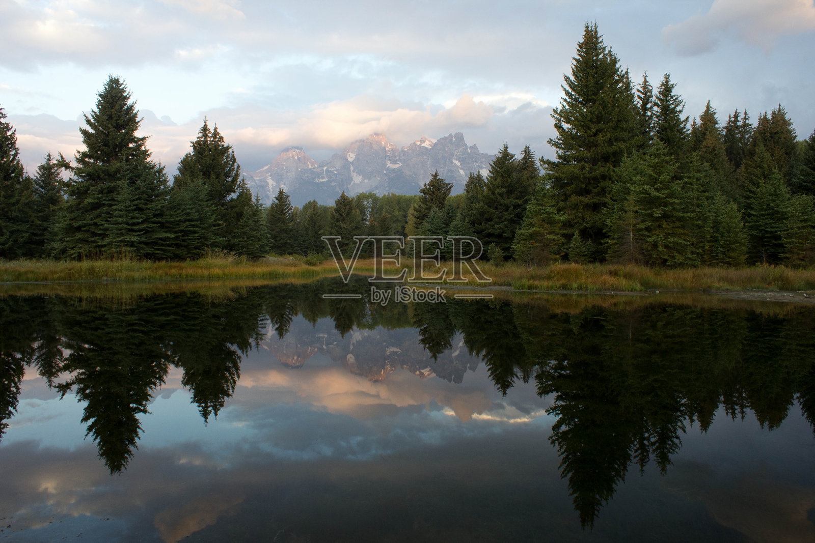 清晨的天空在水中倒影照片摄影图片