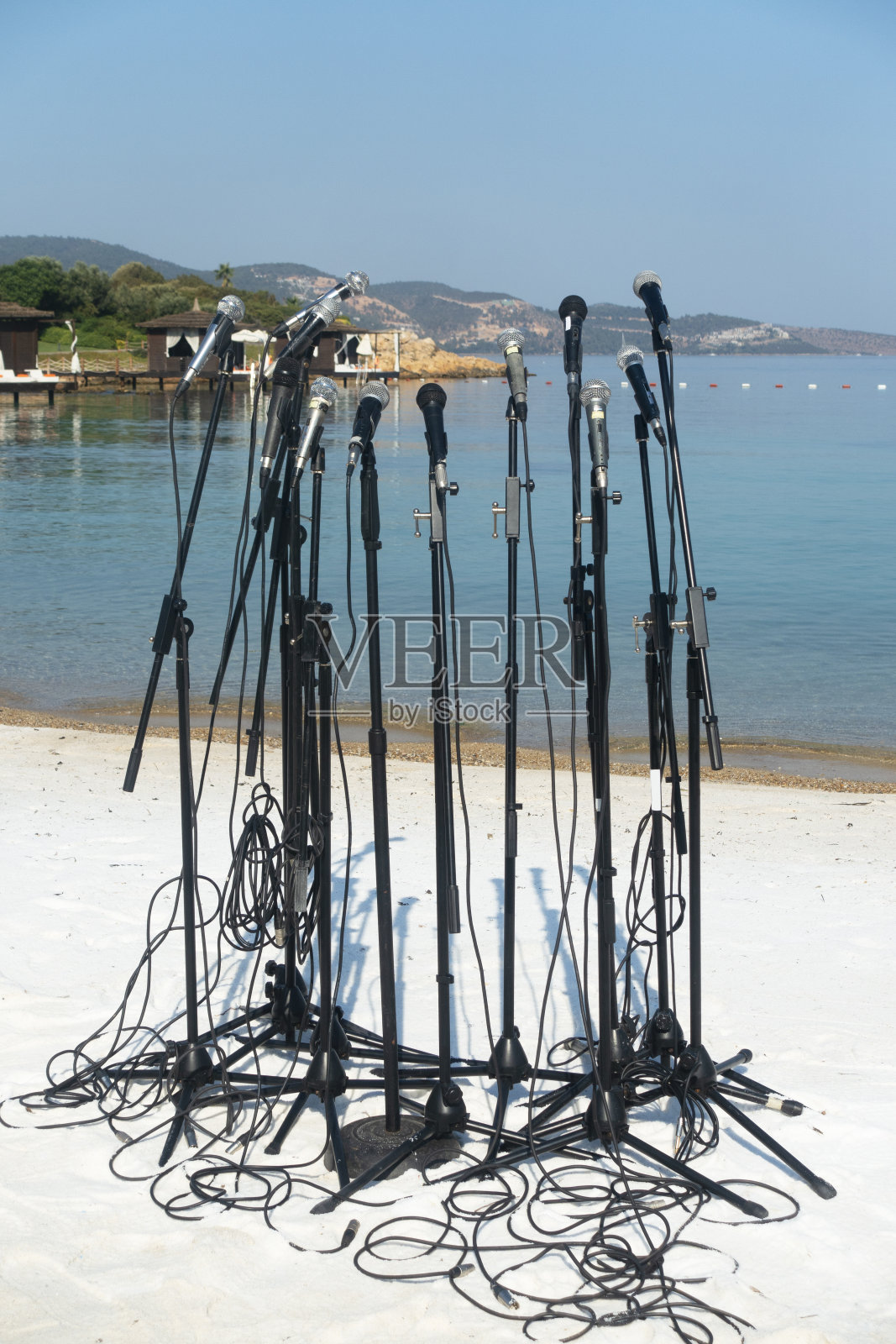 热带海滩上的麦克风架。照片摄影图片