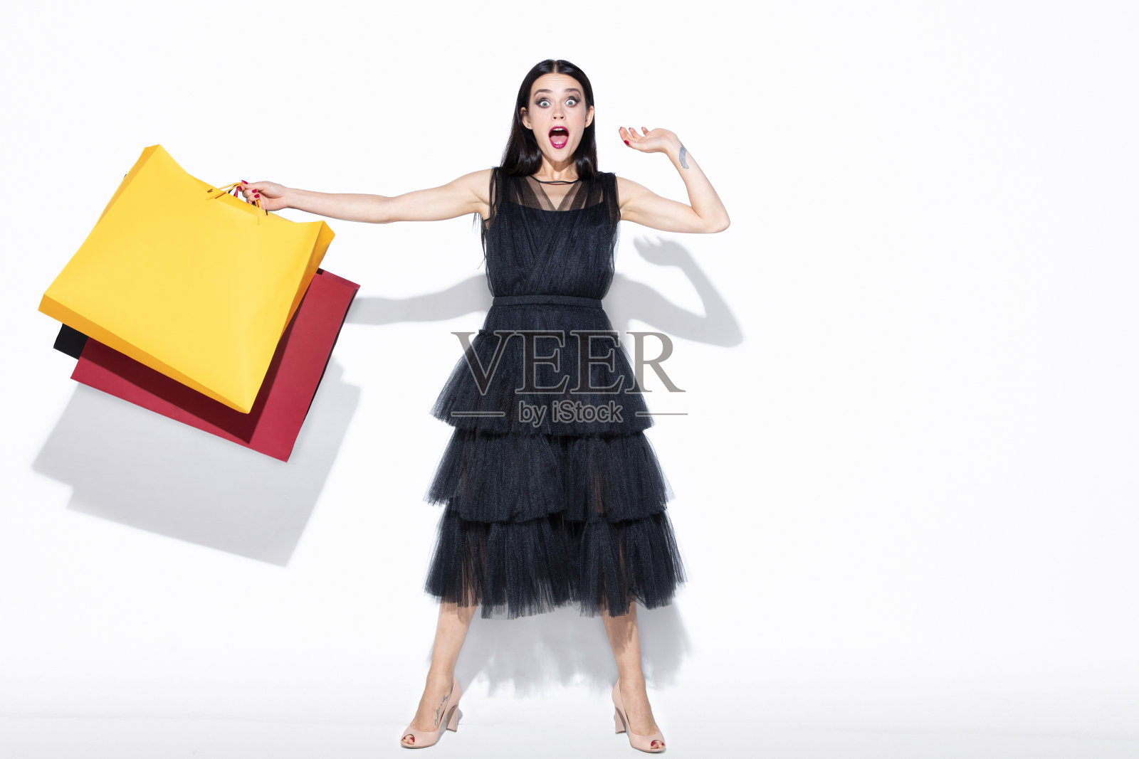 年轻女子穿着衣服在白色背景购物照片摄影图片