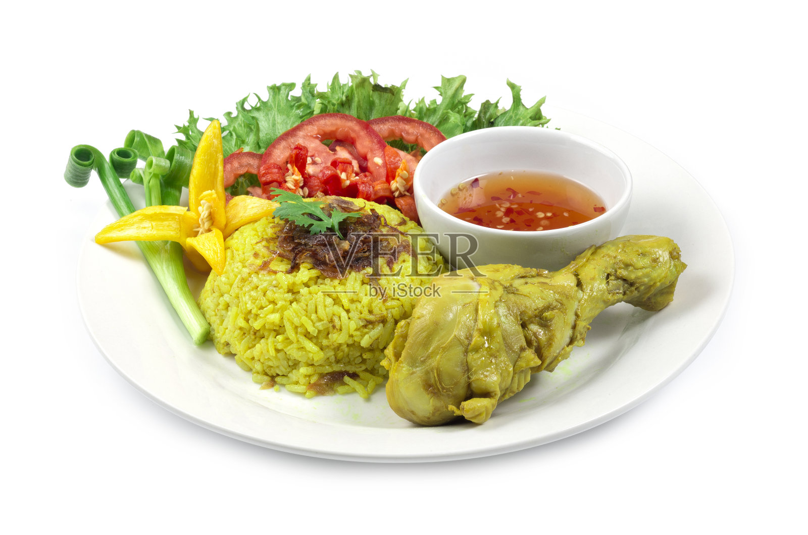 咖喱鸡饭配椰奶咖喱清真黄咖喱风格融合泰式菜肴装饰用切成的蔬菜辣椒侧景照片摄影图片