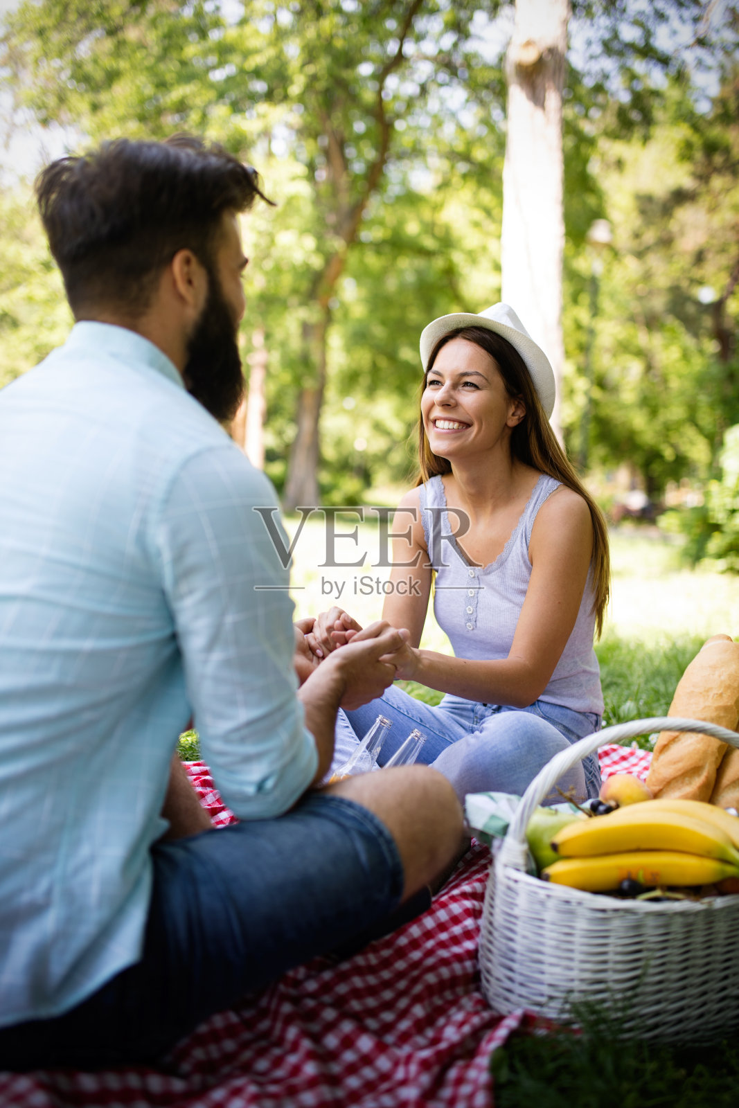 相爱的夫妇享受户外野餐时间照片摄影图片