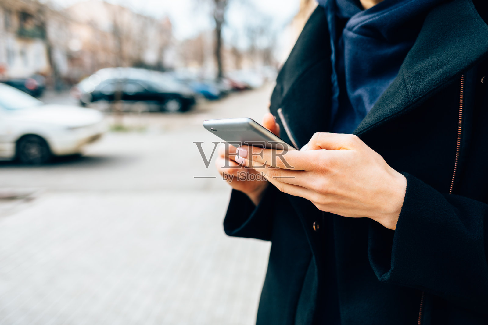 特写年轻女子穿着优雅的黑色外套照片摄影图片