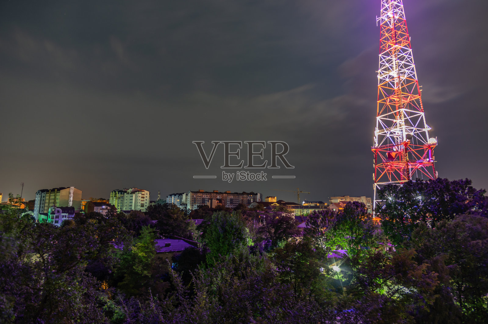 夜间电视塔上的灯光照片摄影图片