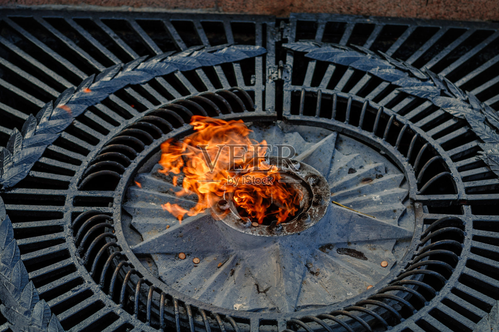 永恒的火焰在八月阴云密布的日子里燃烧照片摄影图片