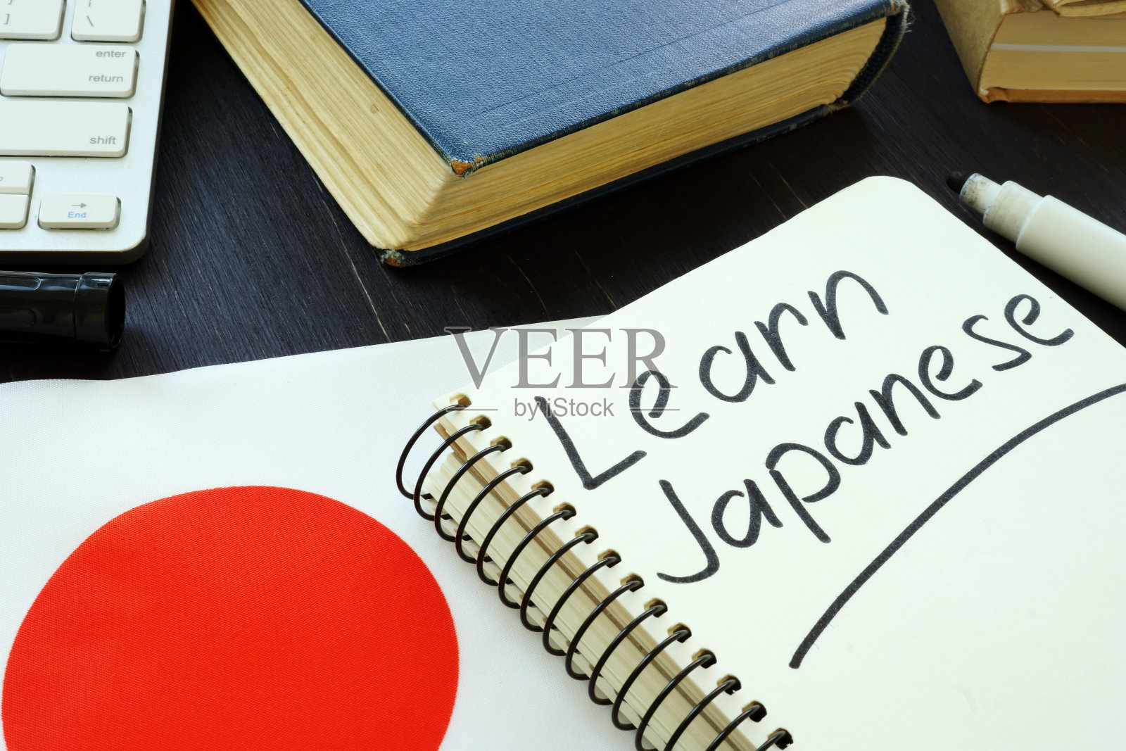 学习在笔记本上手写日语。照片摄影图片