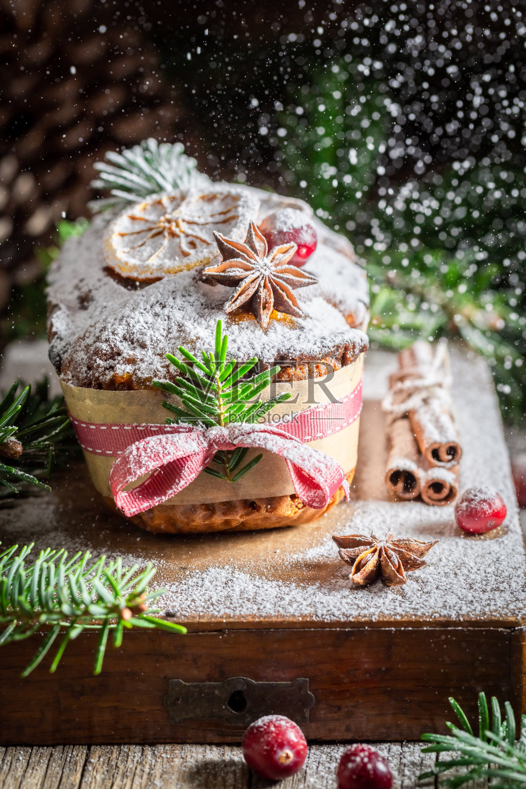 用云杉装饰的美味橙子姜饼照片摄影图片