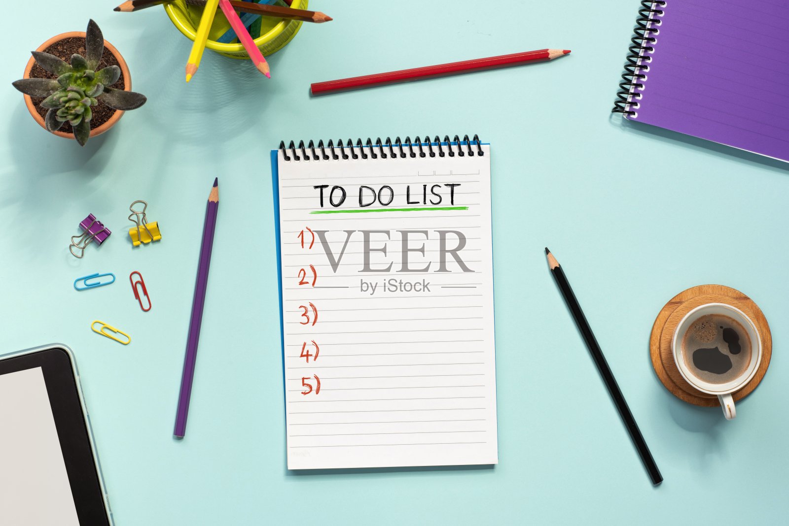 写待办事项清单，在办公桌上方。照片摄影图片