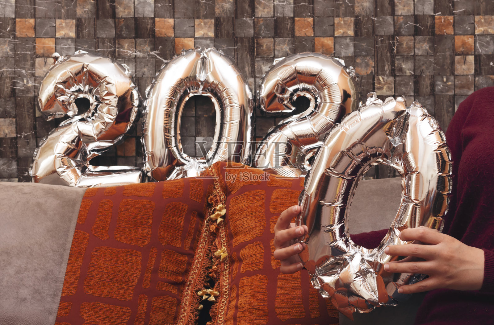 特写手在摩洛哥沙发上形成2020年新年快乐数字，假日概念照片摄影图片