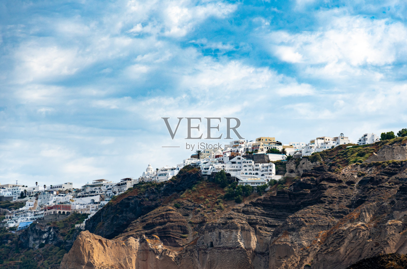 从圣托里尼岛的爱琴海上看到的费拉镇照片摄影图片