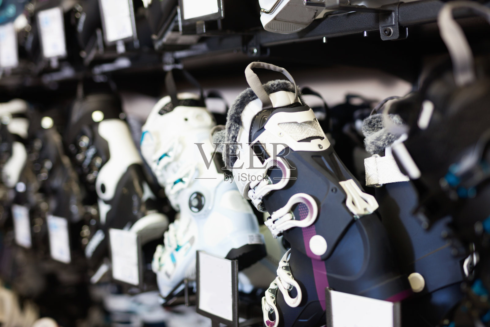 商店货架上有不同型号的高山滑雪靴照片摄影图片