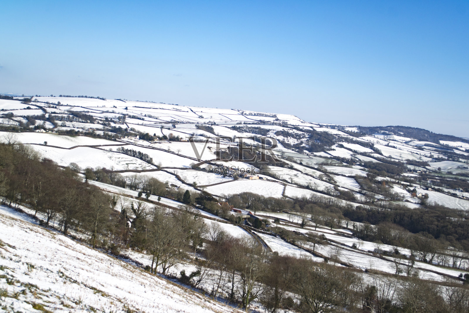 明亮的阳光照亮了雪景上的拼凑的田野照片摄影图片