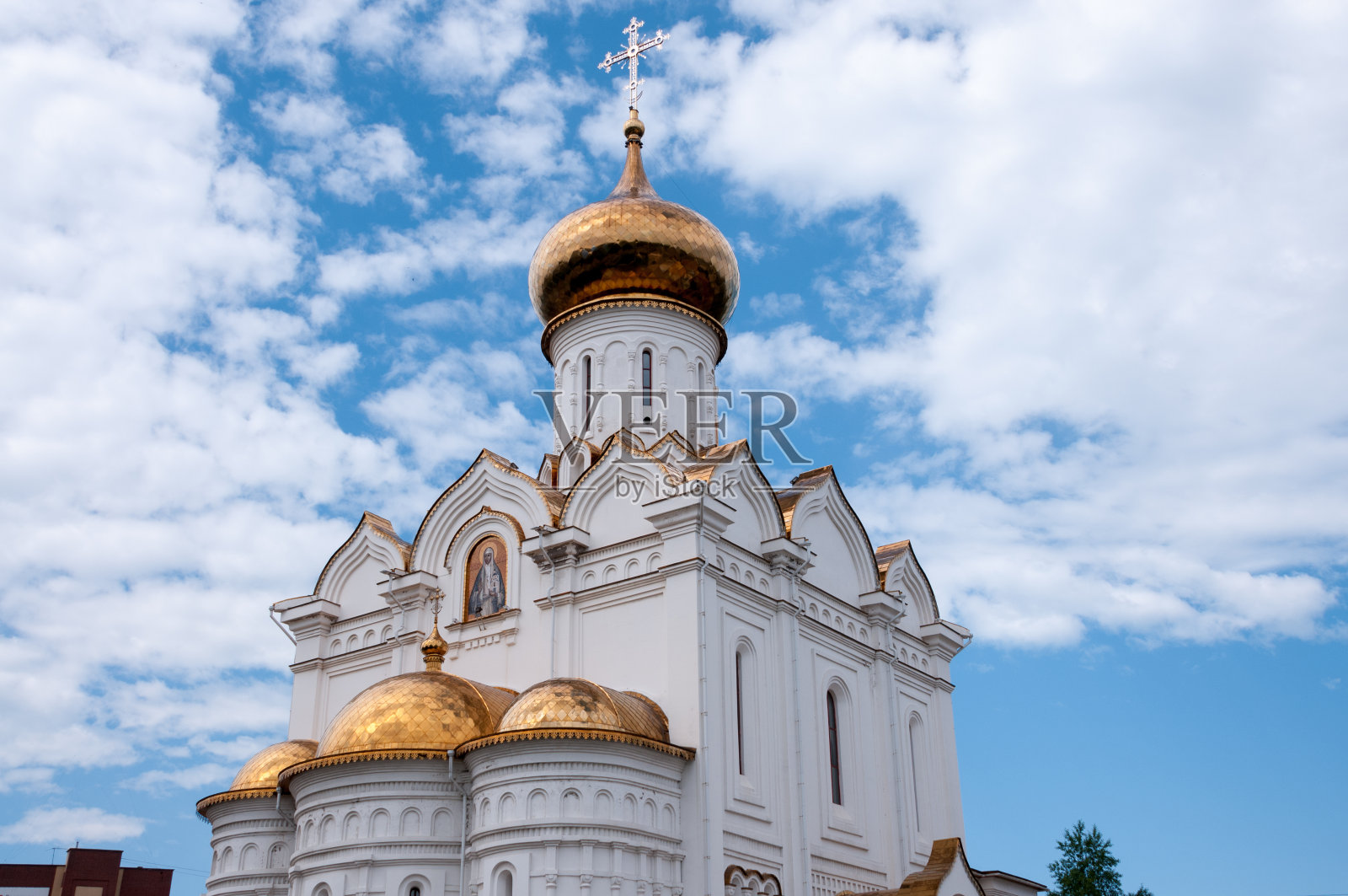 在夏天的哈巴罗夫斯克，神圣殉道者大公爵夫人伊丽莎白教堂的金色圆顶映衬着蓝天和白云照片摄影图片