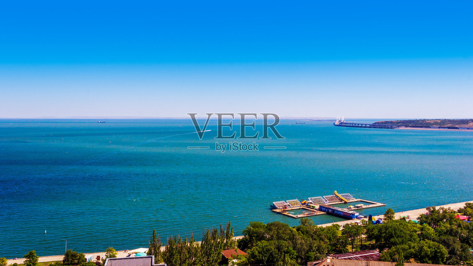 美丽的夏季景观，从米特里达梯山可以看到刻赤市的大海和克里米亚大桥照片摄影图片