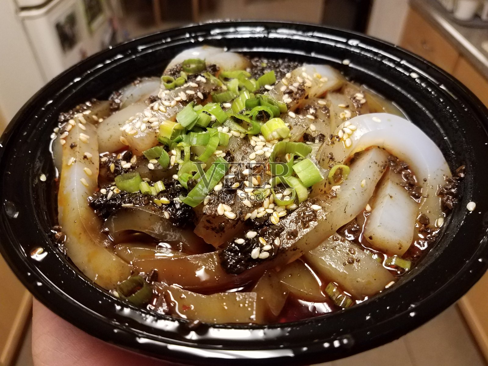 手捧一碗中国豆粉面照片摄影图片