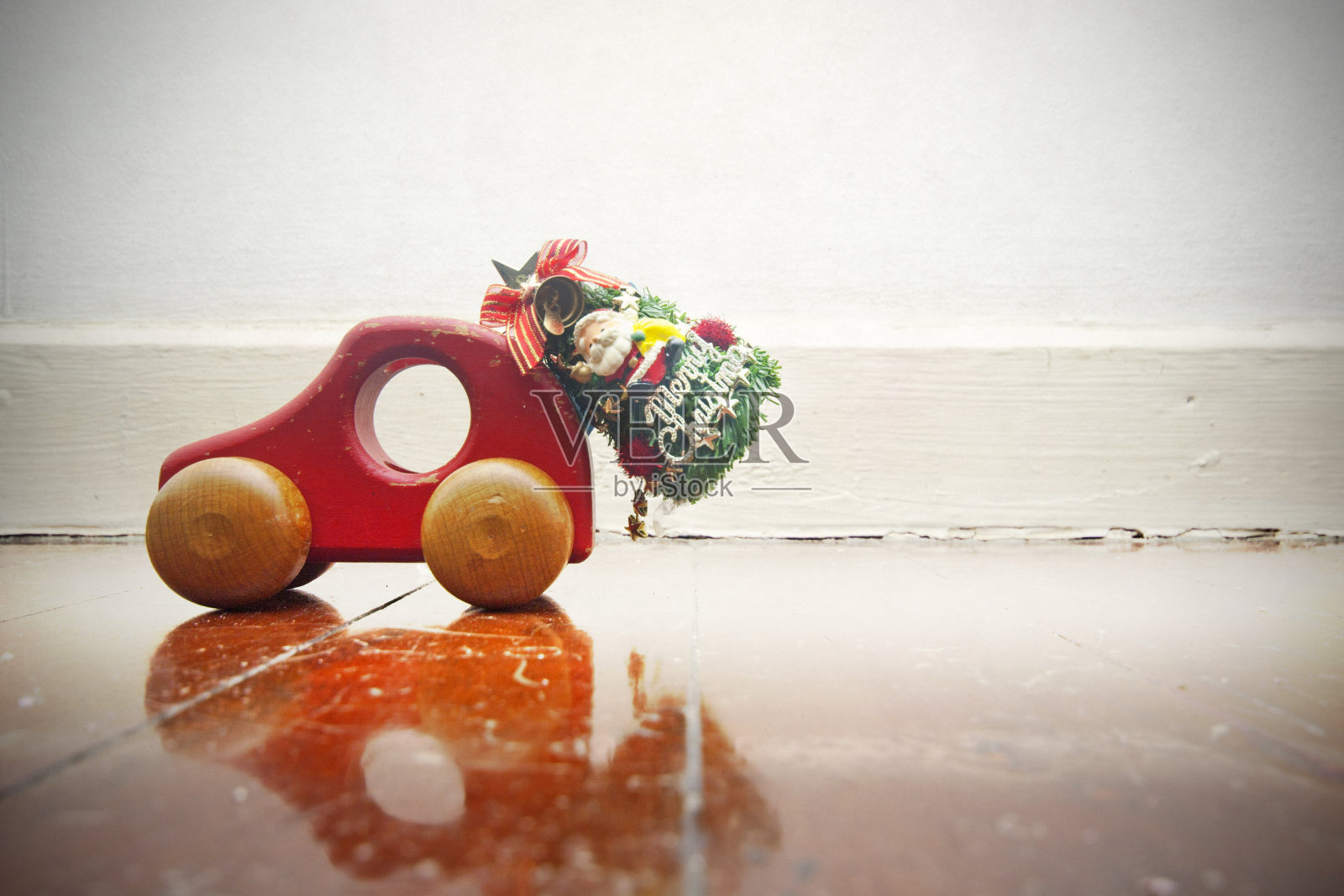 一辆红色小车从圣诞树上掉下来照片摄影图片