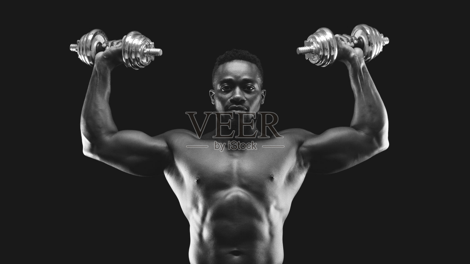 非裔美国健美运动员推杠铃，健身照片摄影图片