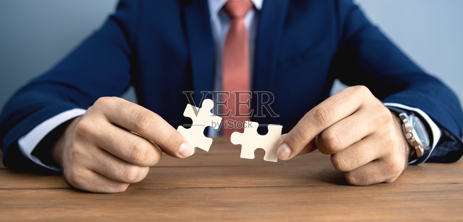 商人连接两个匹配的拼图块照片摄影图片