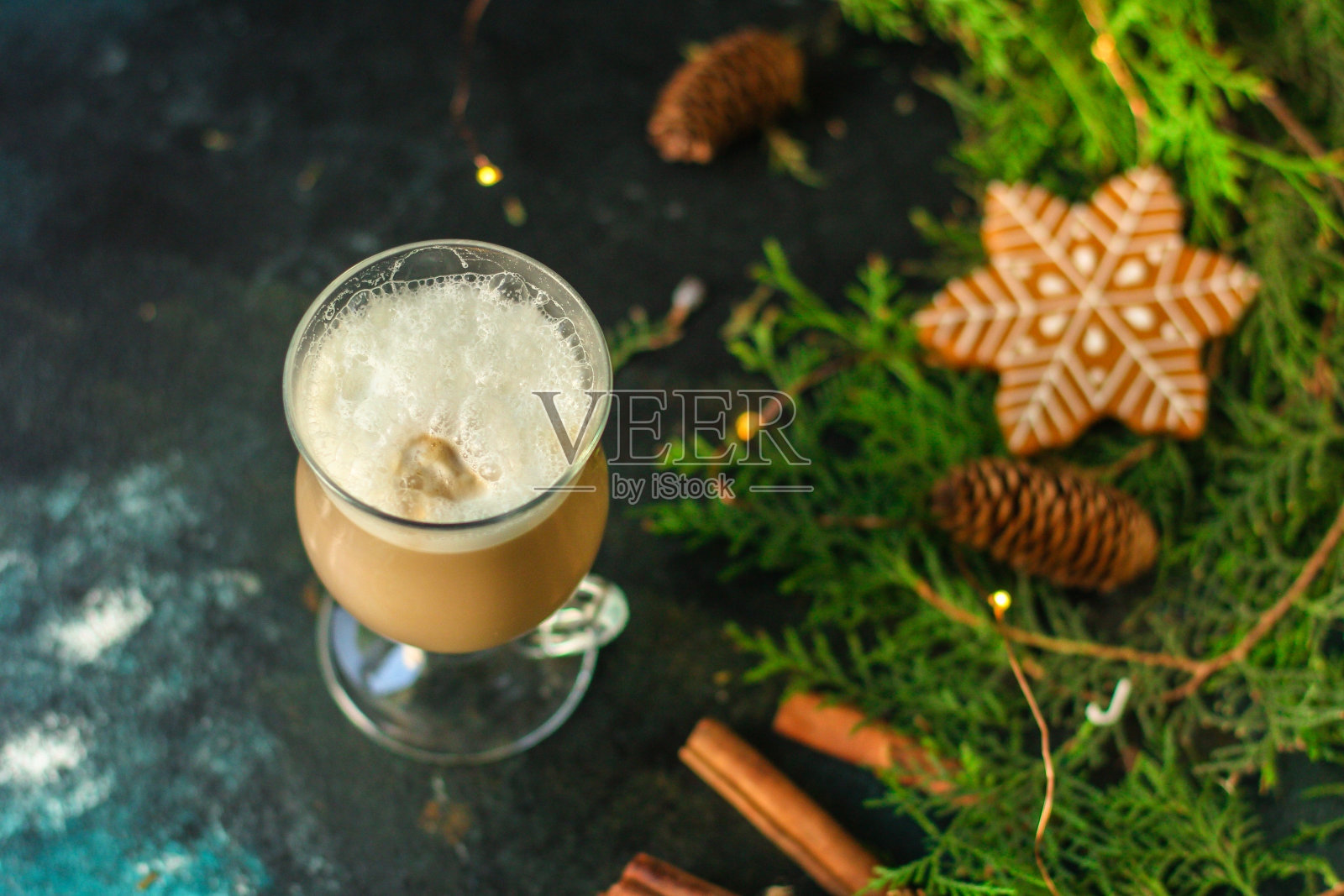 咖啡，圣诞心情(卡布奇诺，新年假期)概念顶。食品的背景。本空间照片摄影图片