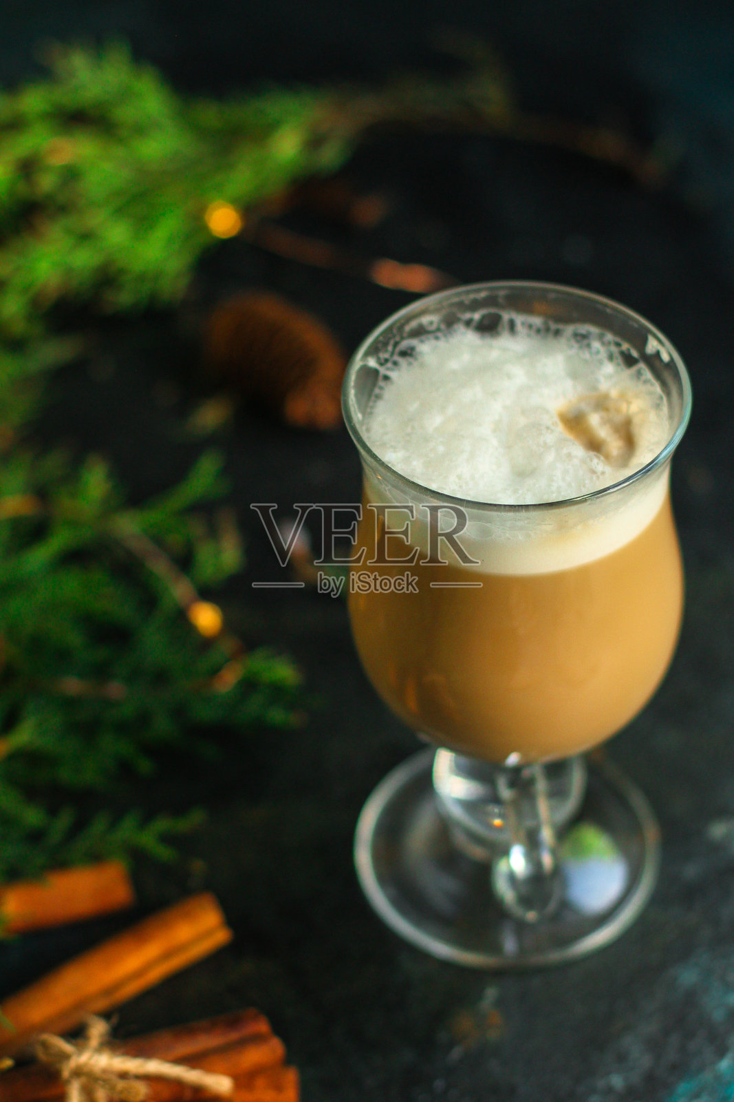 咖啡，圣诞心情(卡布奇诺，新年假期)概念顶。食品的背景。本空间照片摄影图片