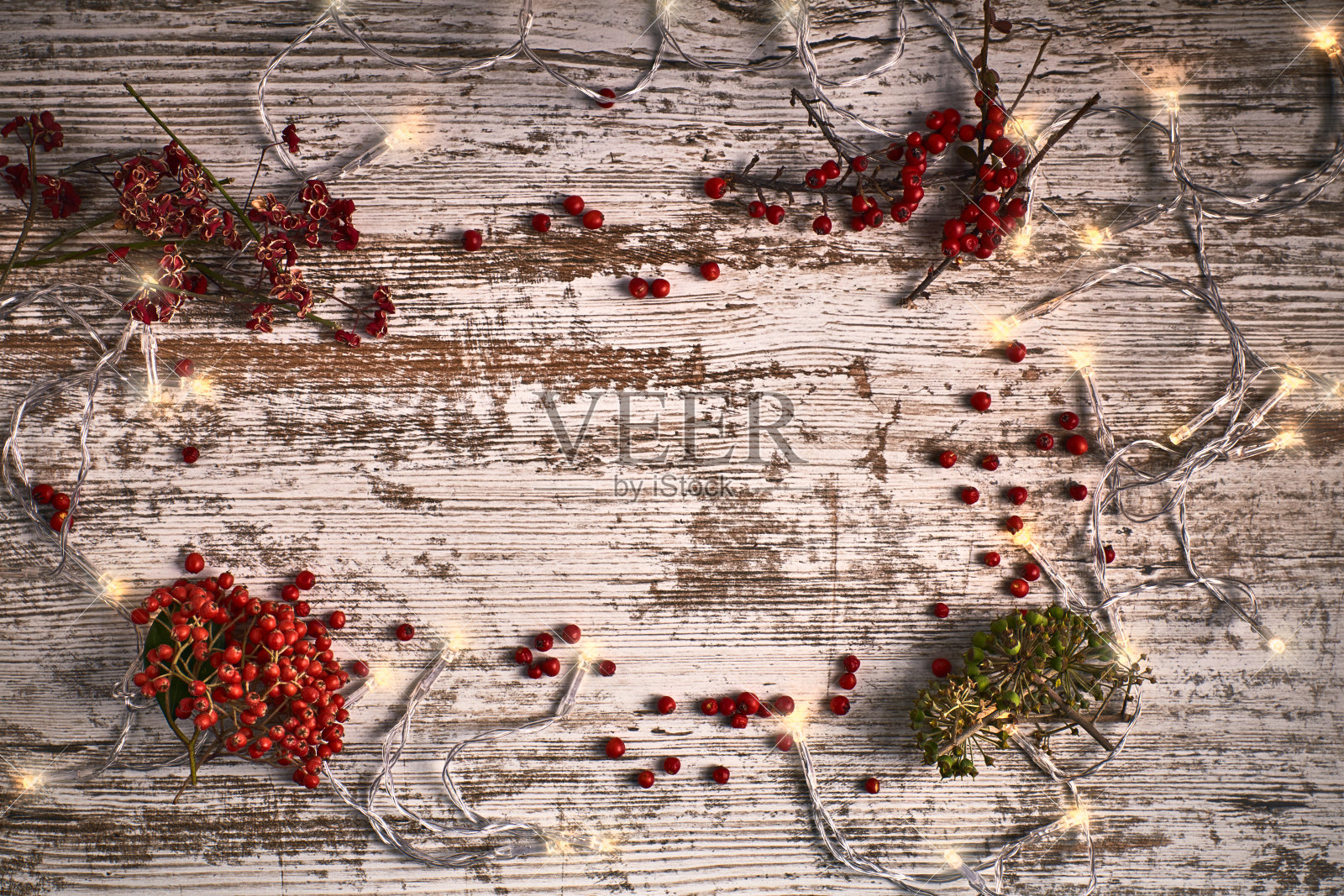木制背景，红色和绿色的树枝和灯照片摄影图片