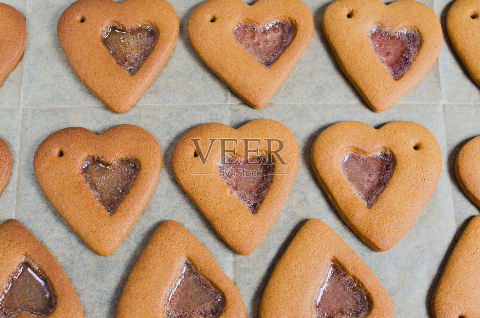 新鲜出炉的圣诞姜饼准备用糖霜装饰。照片摄影图片