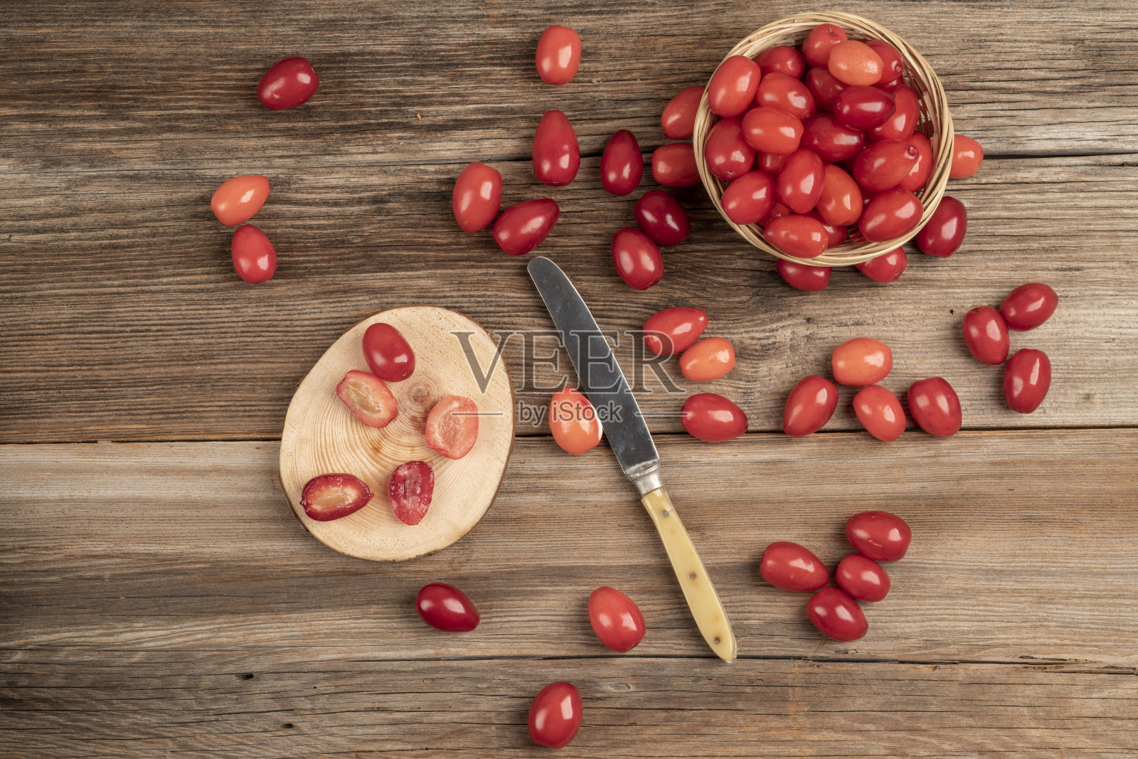 新鲜成熟的蔓越莓放在木桌上照片摄影图片