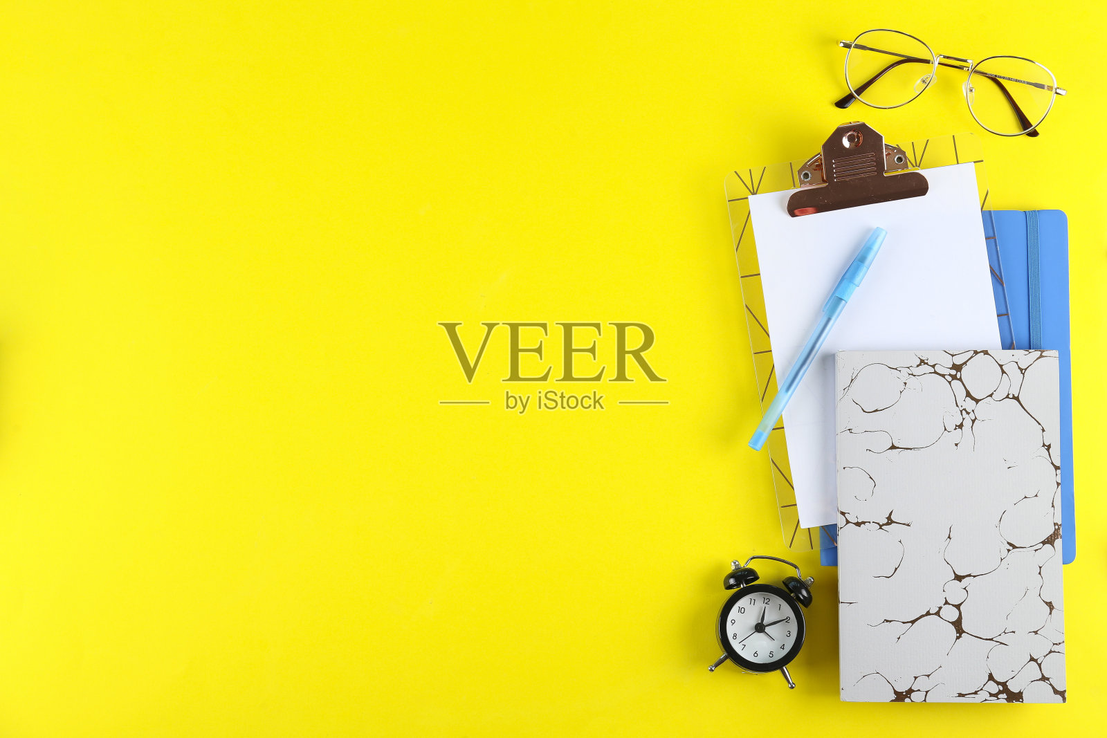 各种学校用品和附件的纹理背景。照片摄影图片