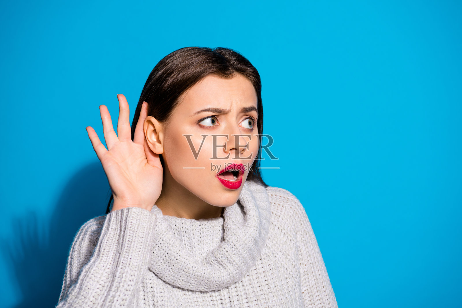 特写照片的漂亮女士听集中谣言穿针织套衫孤立的蓝色背景照片摄影图片