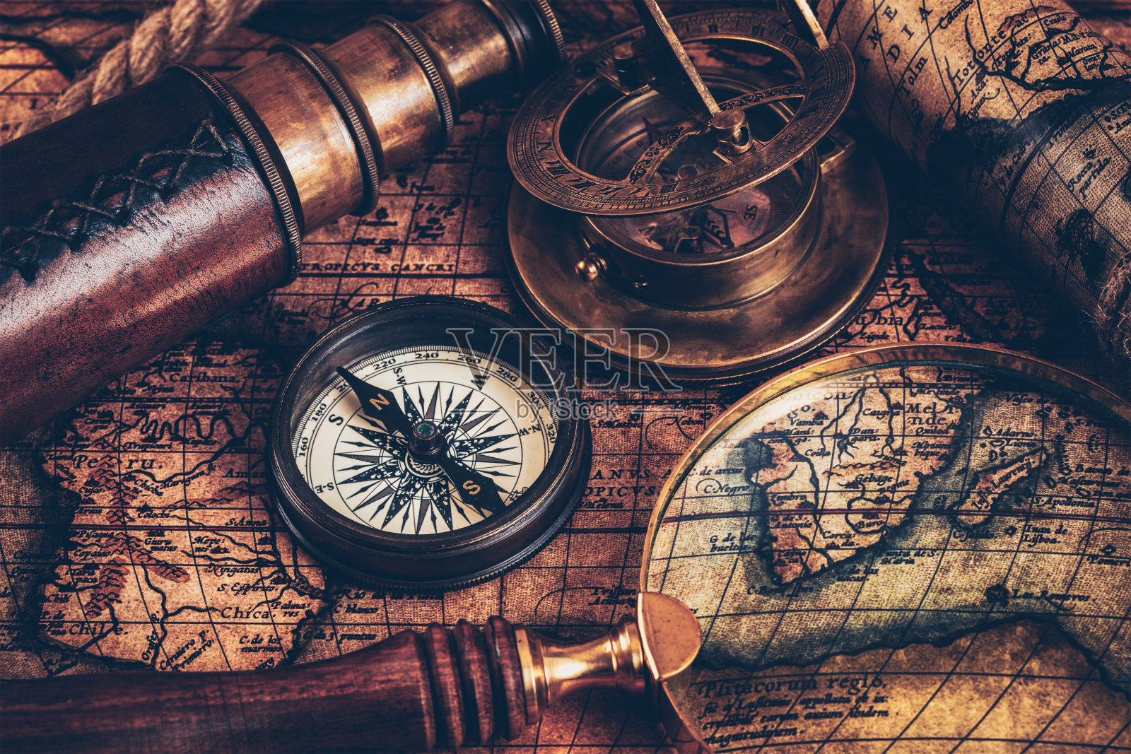 古旧复古指南针与古代地图照片摄影图片