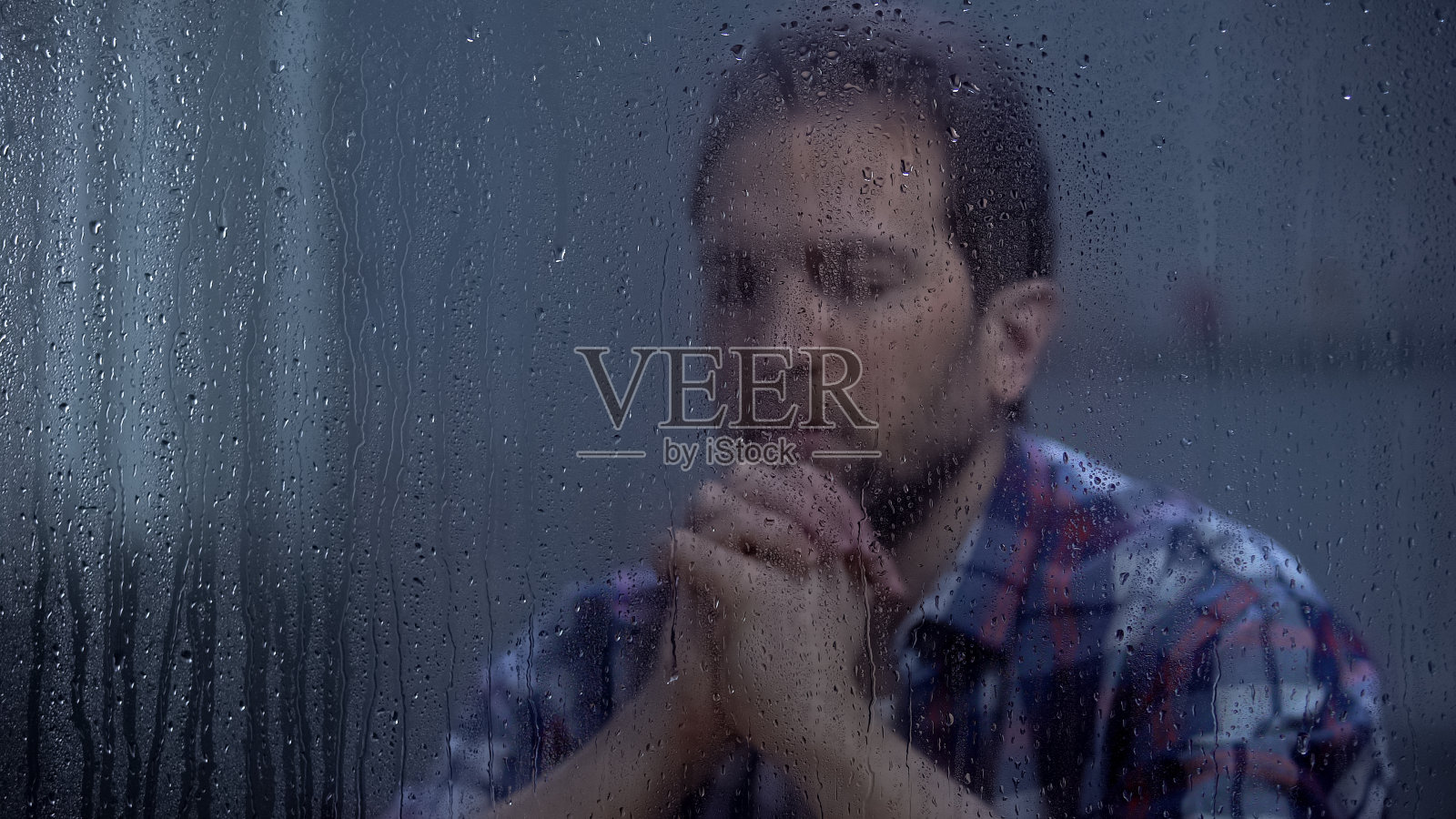 罪人向上帝祈祷，祈求宽恕和祝福，这是基督教的概念照片摄影图片