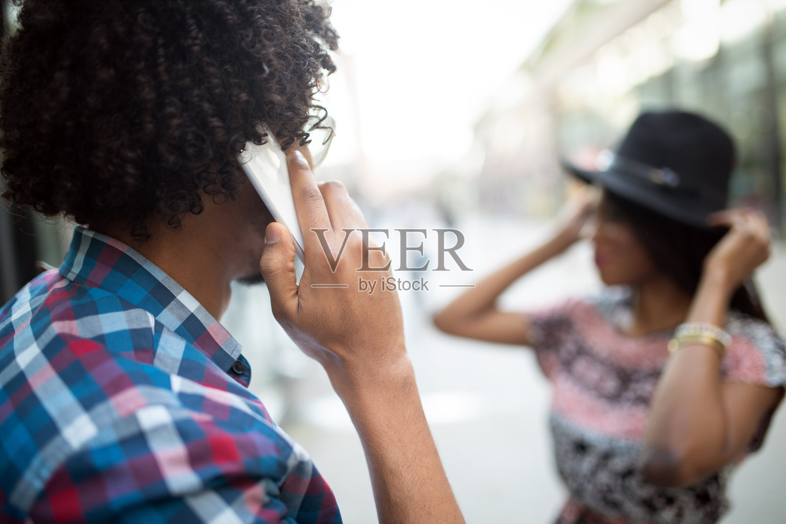 快乐的年轻夫妇有乐趣在城市夏季户外微笑的生活方式照片摄影图片