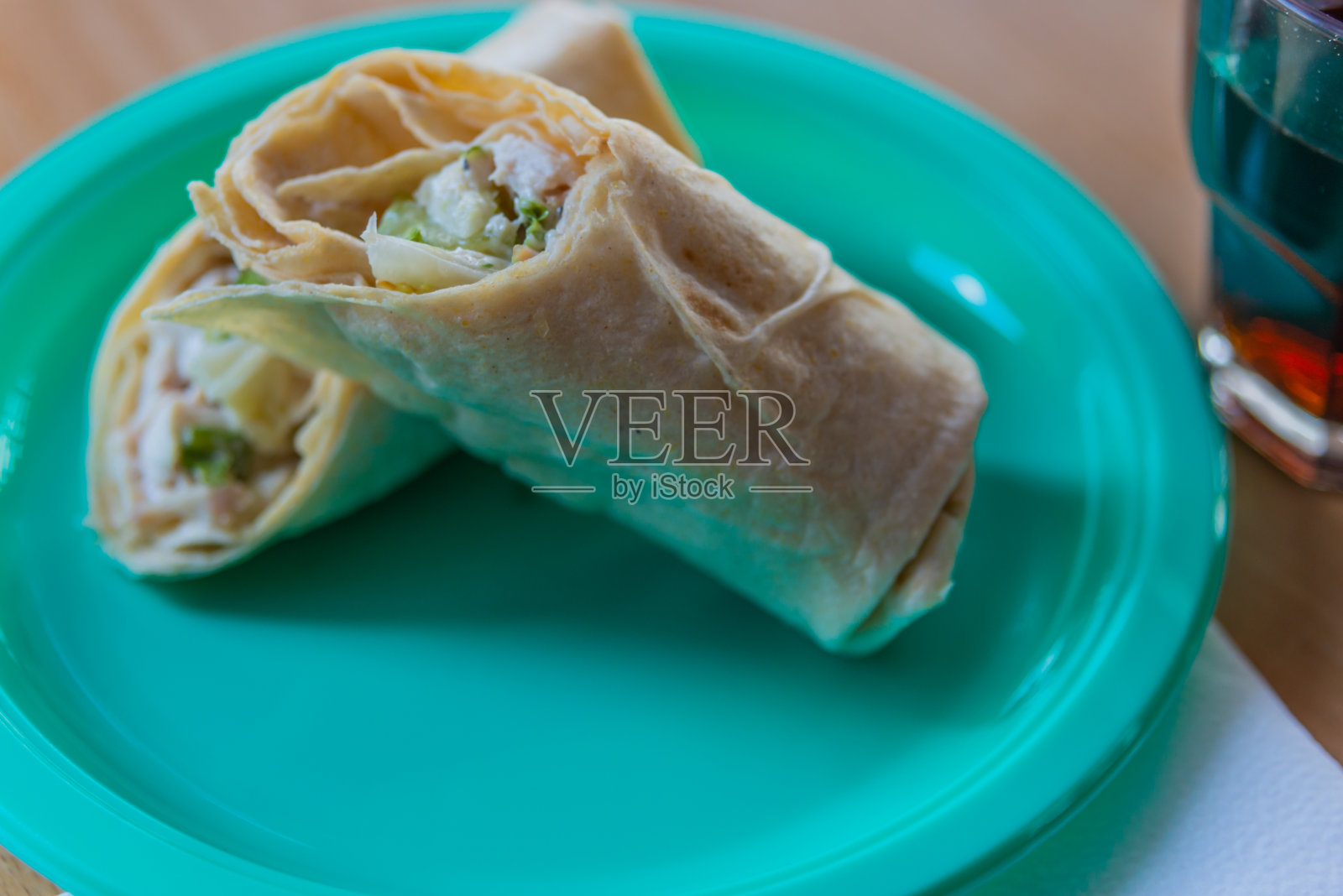 鸡胸肉加凯撒酱和生菜无麸质玉米饼卷照片摄影图片