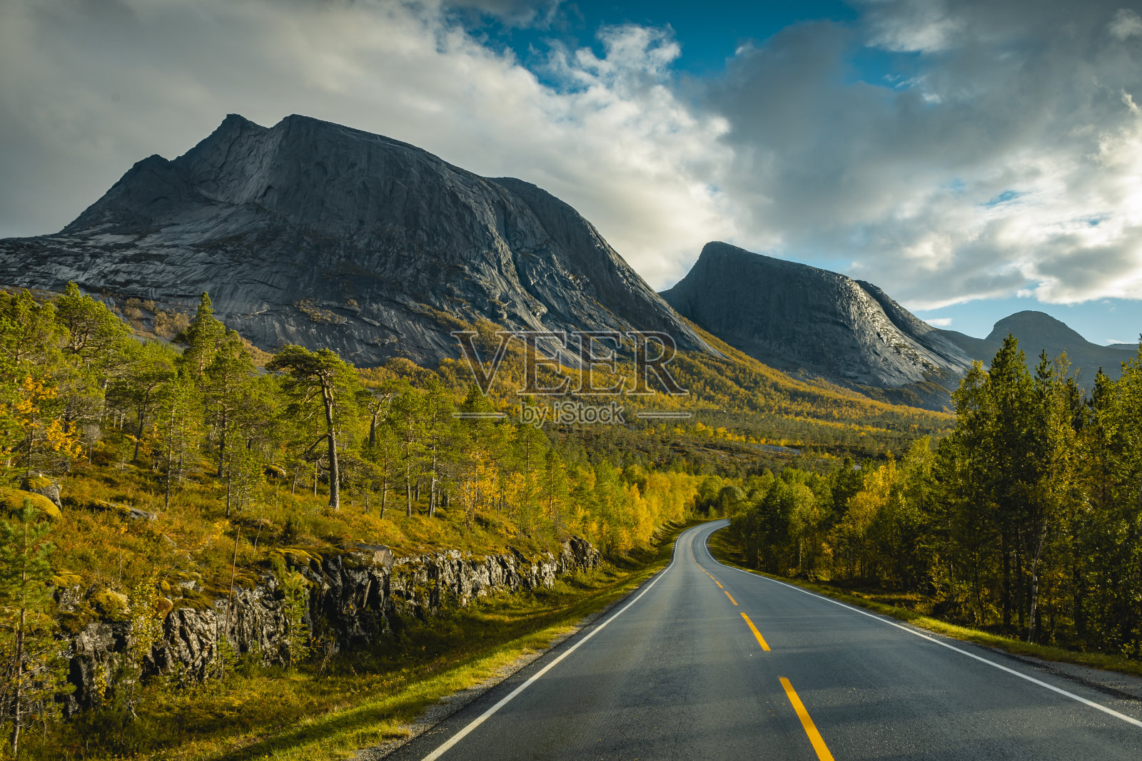 埃夫约达伦库格霍内特峰前的一条路照片摄影图片