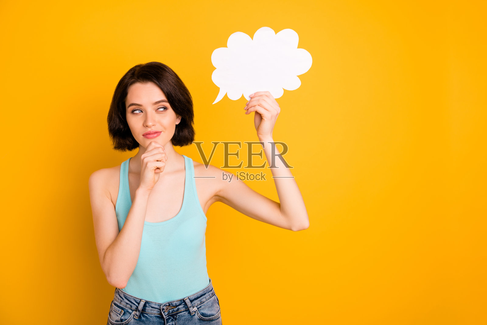 欢快的好可爱的迷人的狡猾的女朋友的照片等待她的云被满足，而孤立与黄色的背景照片摄影图片