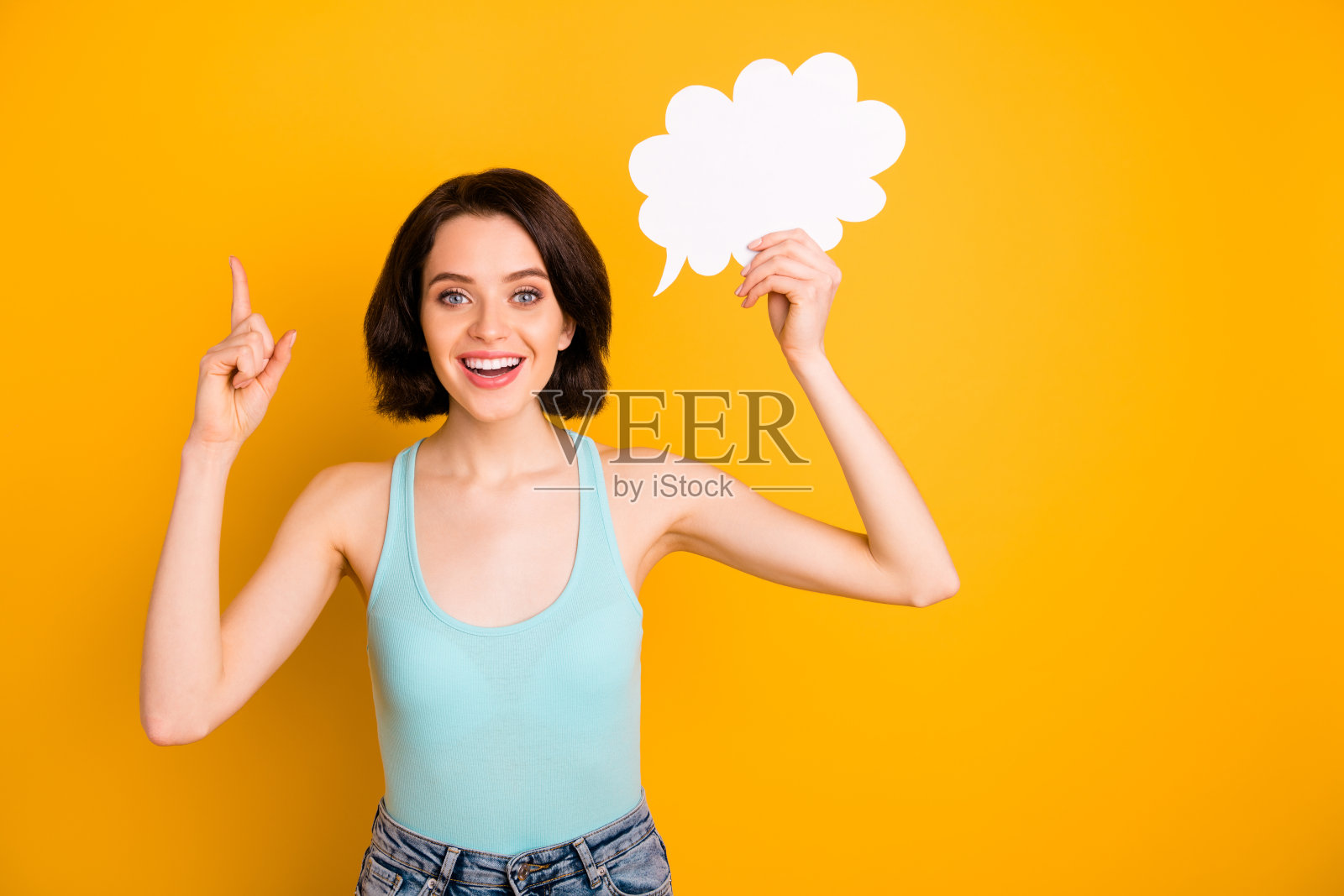 可爱的漂亮的愉快的有趣的积极有趣的时髦的女人意识到找到解决方案的照片，而孤立的黄色背景照片摄影图片