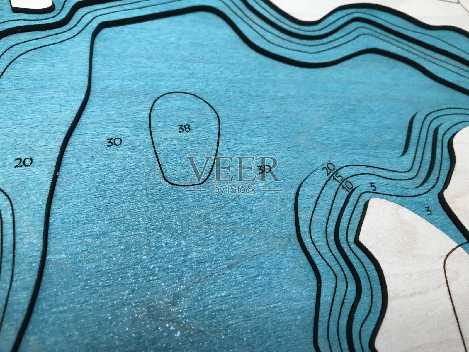 香木浮雕小湖中心照片摄影图片