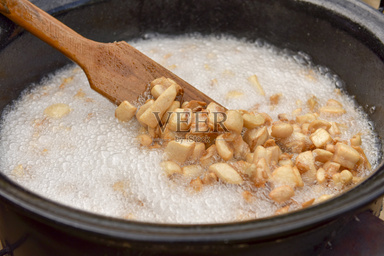 准备美味不健康的炸猪肉脆皮照片摄影图片