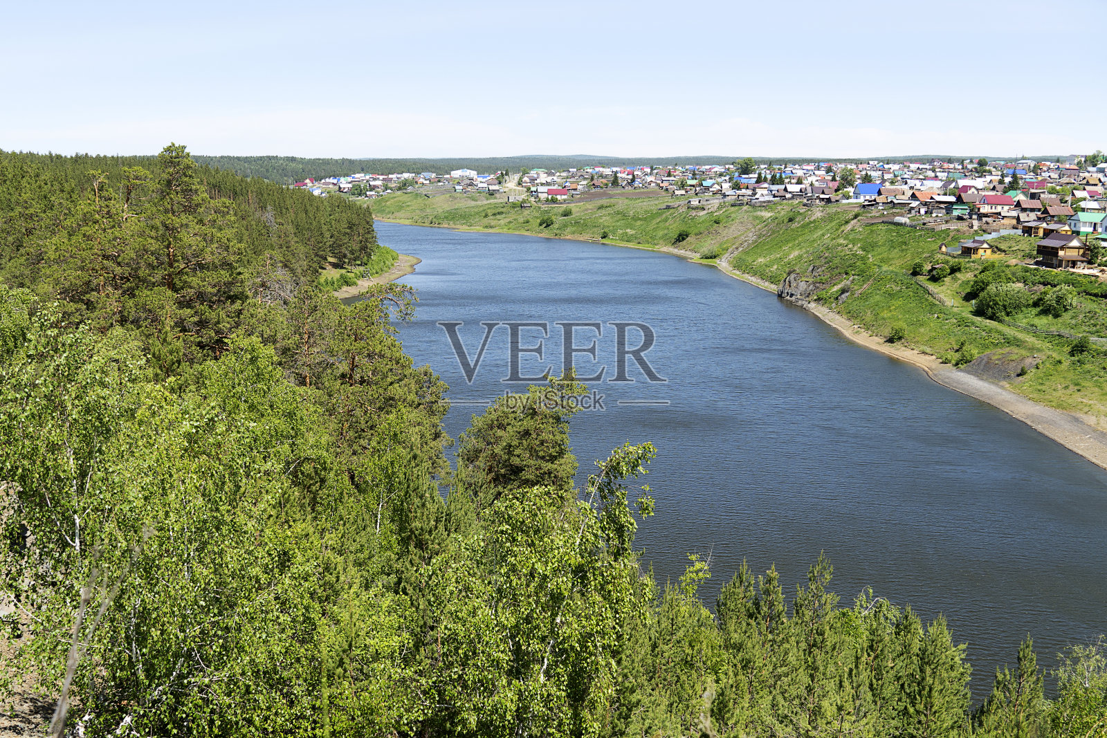 一条大河流淌在森林里，乡间的小屋。32、池塘旁碧绿的森林，碧蓝的天空。森林景观、自然。照片摄影图片