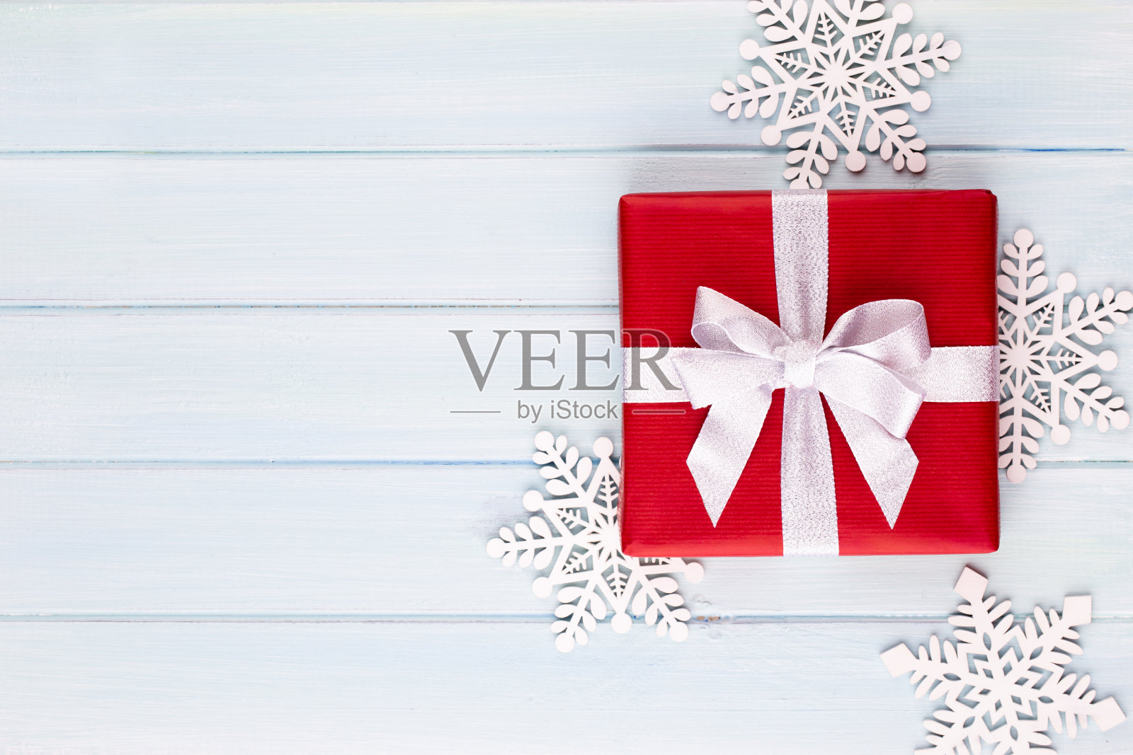 圣诞节，红色背景的节日礼物盒。照片摄影图片